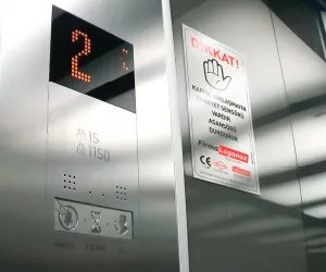 Denetim ve yeşil etiket için gerekli, yönetmeliğe uygun asansör uyarı etiketleri, metal ve 3D damla etiket çözümleri